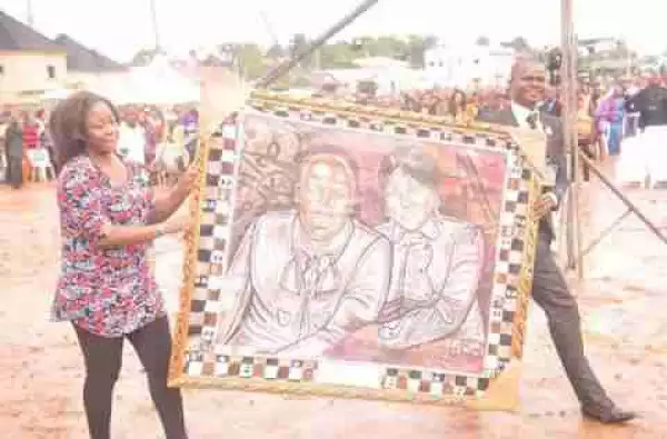 See The Gift An Artist Gave Apostle Suleman & His Wife At Umuahia (Photos)
